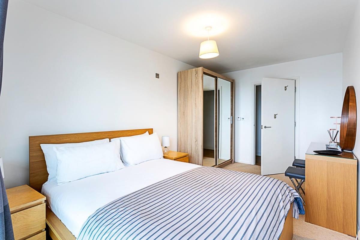 Trendy Queen'S Park Apartment With Views Across 런던 외부 사진