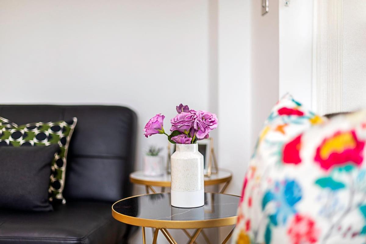 Trendy Queen'S Park Apartment With Views Across 런던 외부 사진