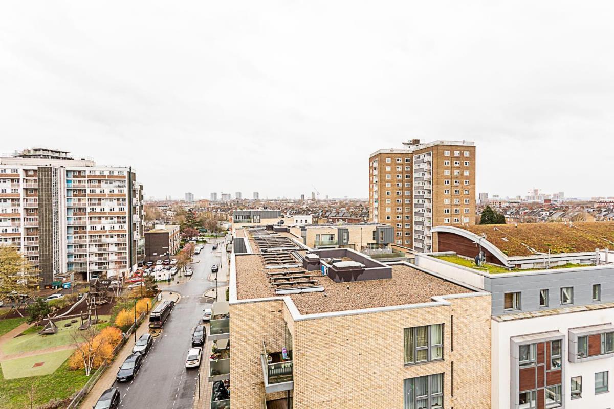 Trendy Queen'S Park Apartment With Views Across 런던 외부 사진
