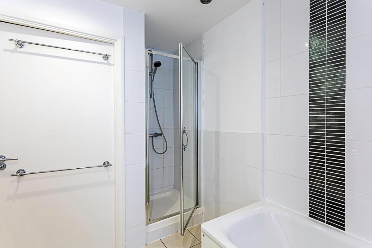 Trendy Queen'S Park Apartment With Views Across 런던 외부 사진