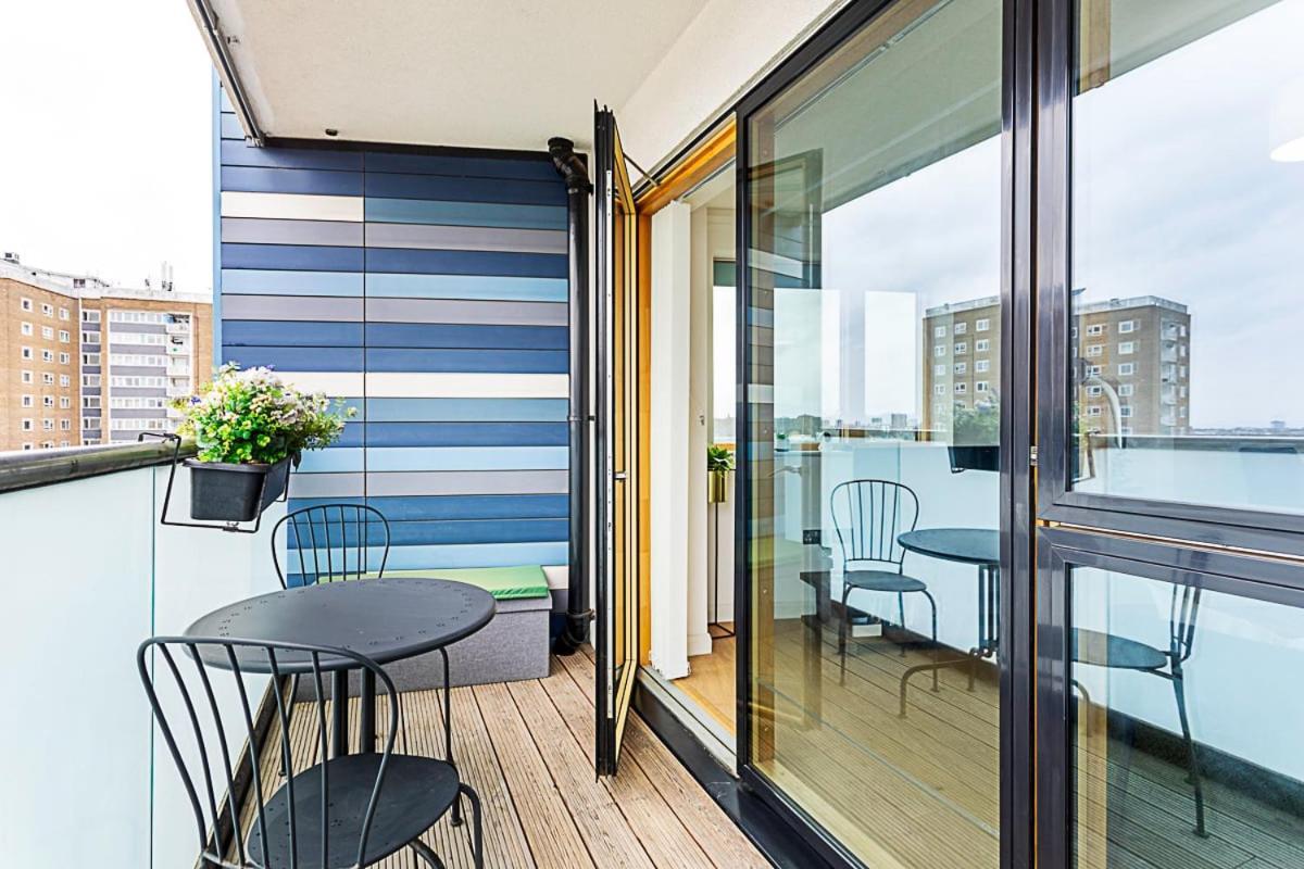 Trendy Queen'S Park Apartment With Views Across 런던 외부 사진