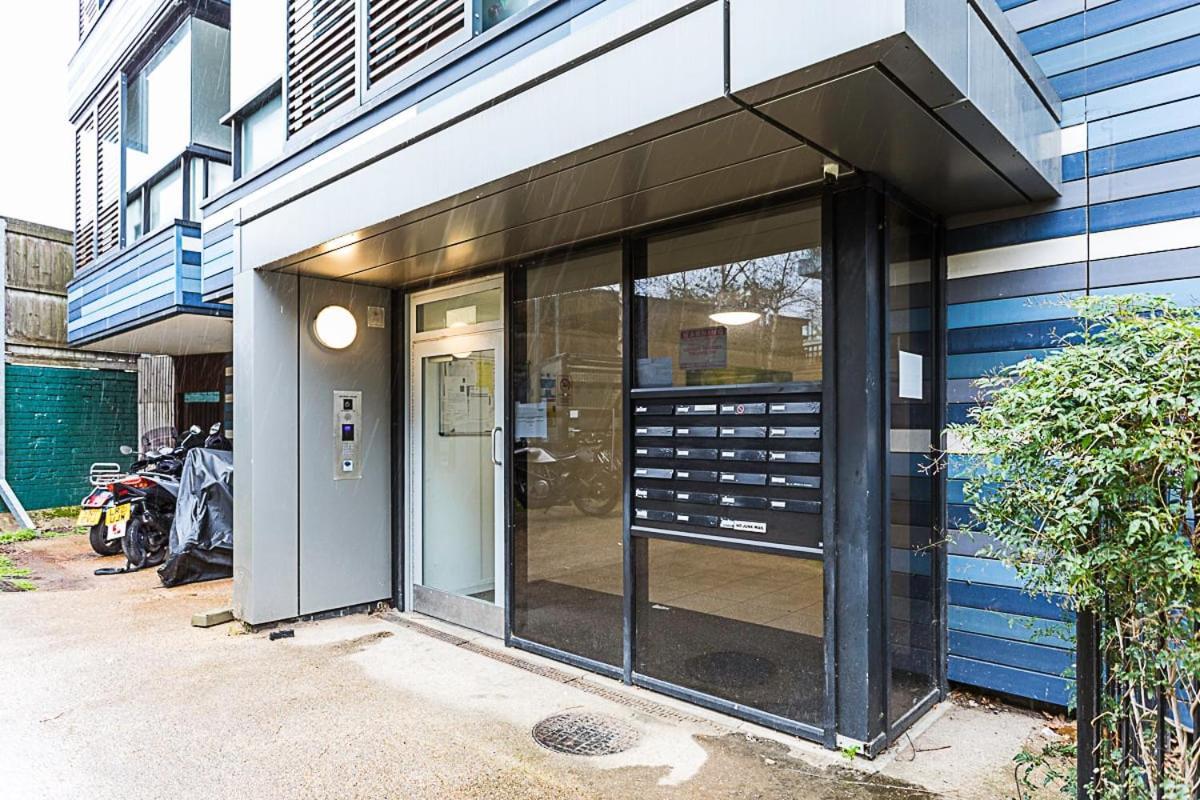 Trendy Queen'S Park Apartment With Views Across 런던 외부 사진