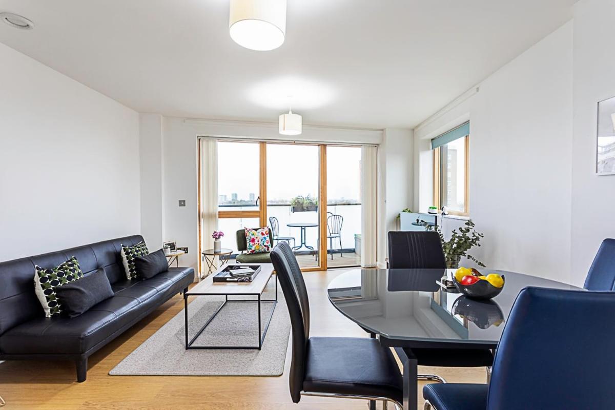 Trendy Queen'S Park Apartment With Views Across 런던 외부 사진