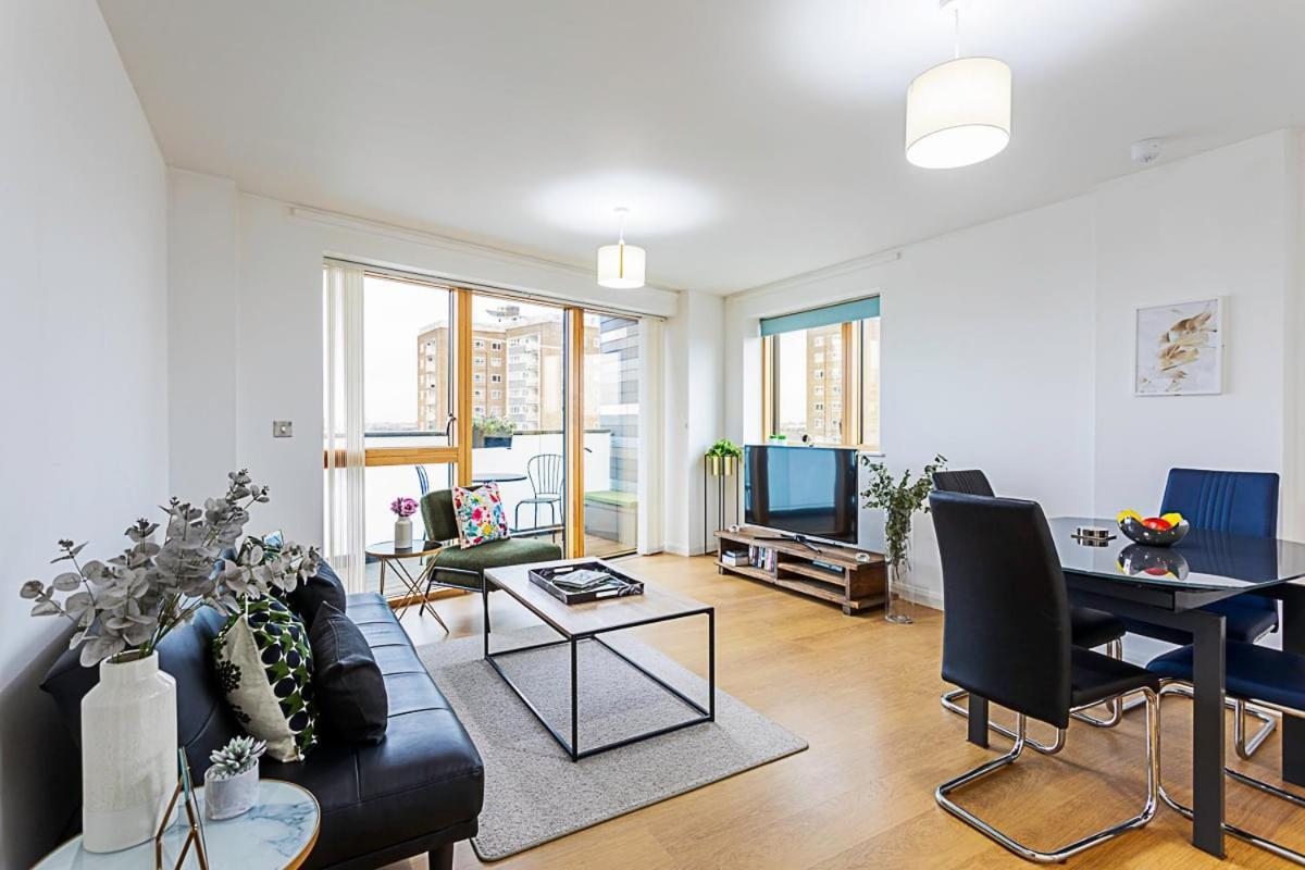 Trendy Queen'S Park Apartment With Views Across 런던 외부 사진